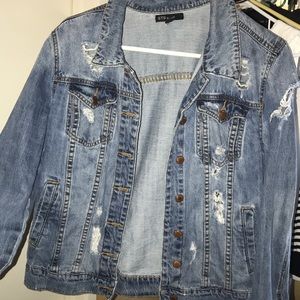 SÚPER CUTE dark jean ripped jacket